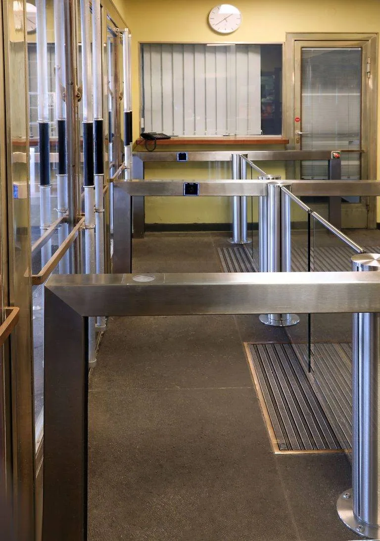 Leitbügel aus eckigem Edelstahlrohr mit integrierter Rot-Grün-Anzeige und Kartenleser