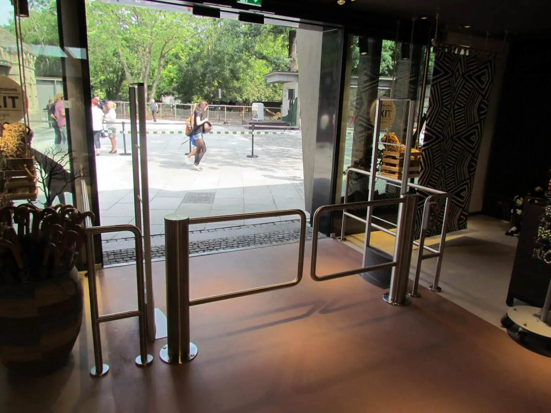 Eingang mit Drehsperren