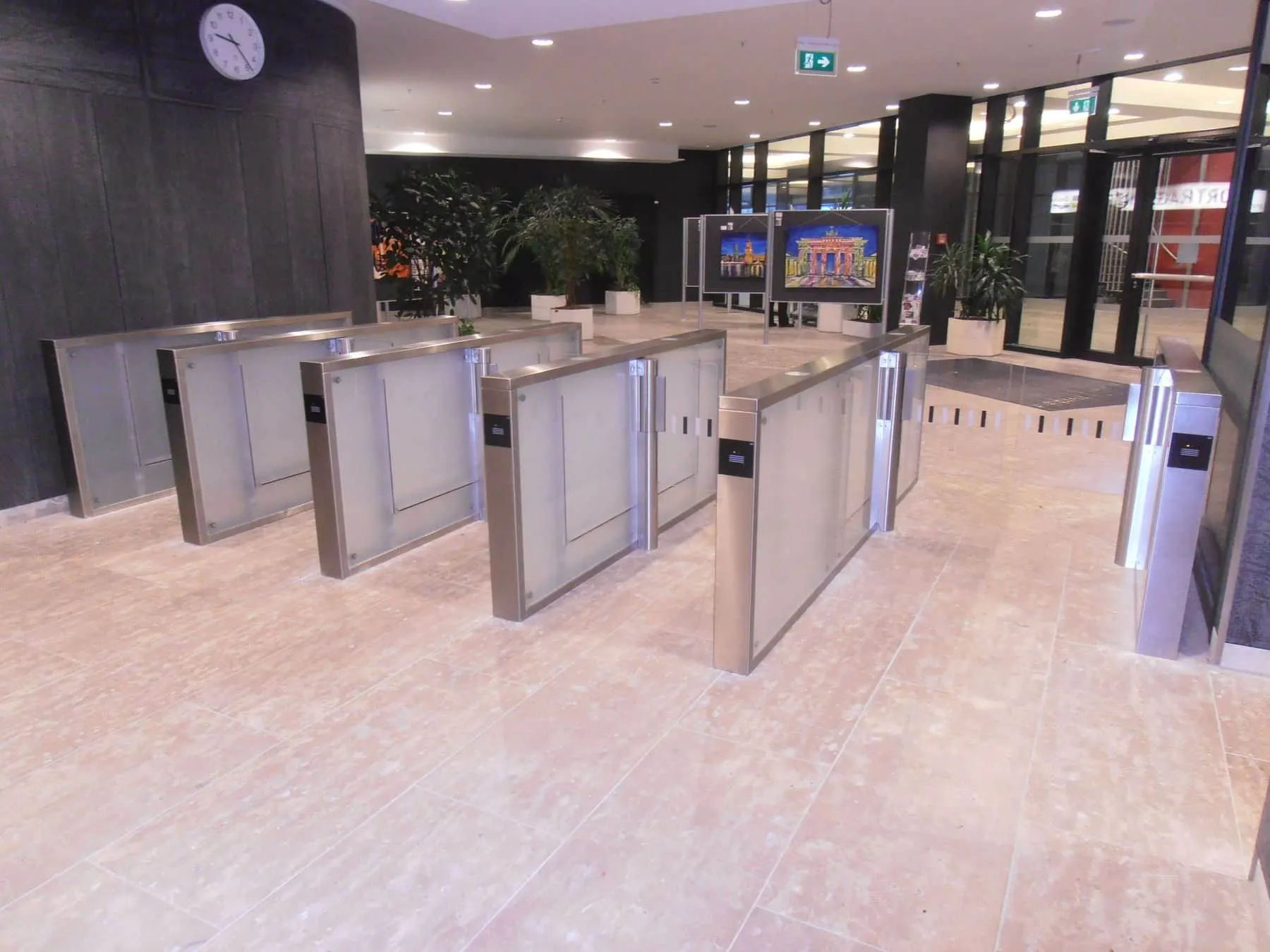 Zugangskontrollsystem im Foyer