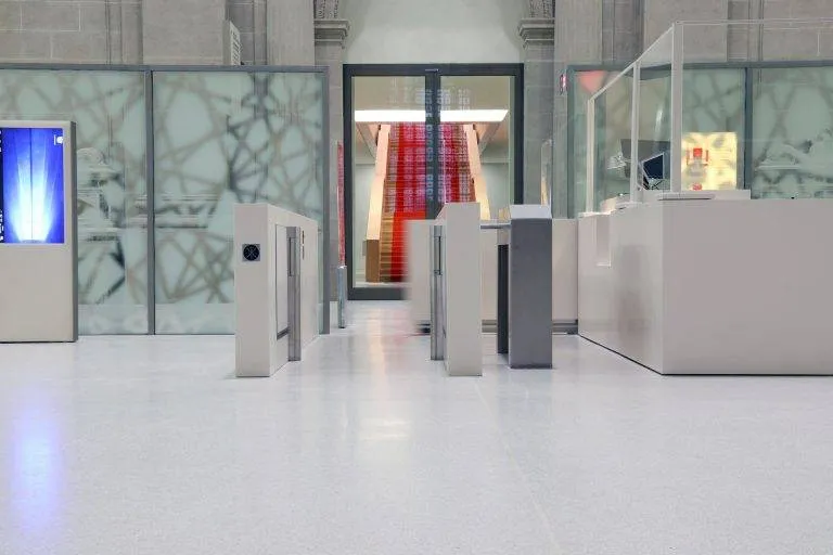 Staatsbibliothek kontrollierter Zugang mit Sensorschleuse und Dreiarmdrehsperre