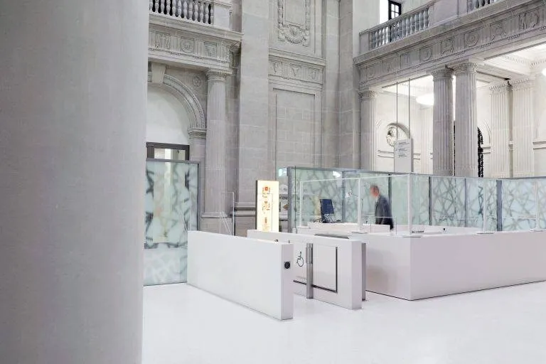 Staatsbibliothek kontrollierter Zugang mit Sensorschleuse und Dreiarmdrehsperre