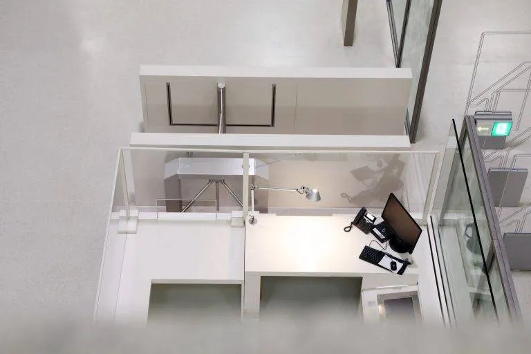 Staatsbibliothek kontrollierter Zugang mit Sensorschleuse und Dreiarmdrehsperre