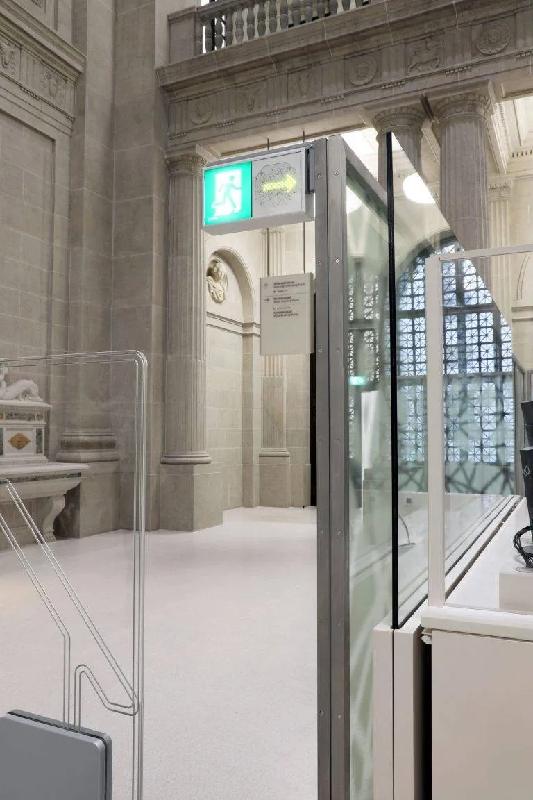 Staatsbibliothek Trennwand mit automatischer Glasschiebewand offen