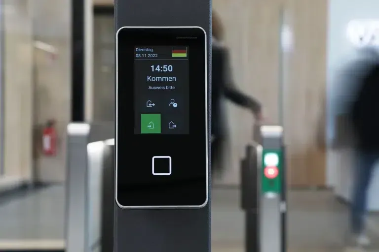 vattenfall-berlin-13-sensorschleuse-argus-60-detail-zeiterfassung-1