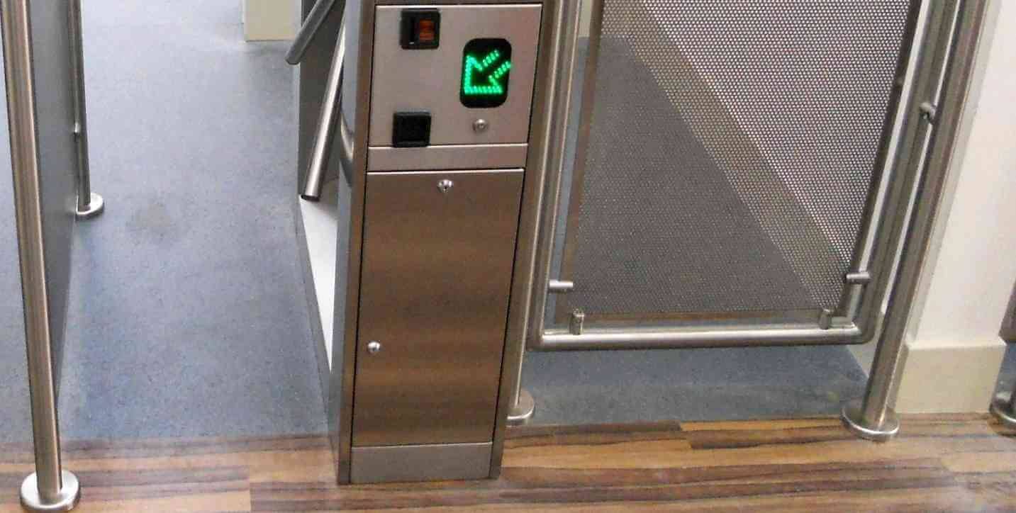 Drehtorkontrolle mit grünem Pfeil